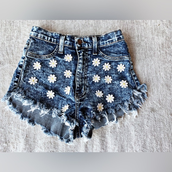 Vibrant Miu Pants - LIKE NEW Vibrant Miu Dark Wash Floral Daisy High Waist Shorts Size Small 🌻